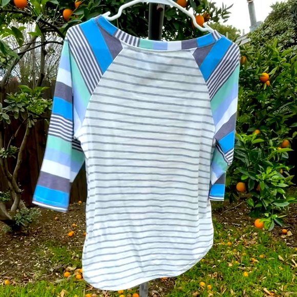 Cute Shirt With 3/4 Sleeves!!! - Picture 2 of 5